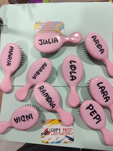 Peinetas rosas con nombres: Julia, Lola, Aria, Lara, Pepi, Amanda, Inba, Ramira.